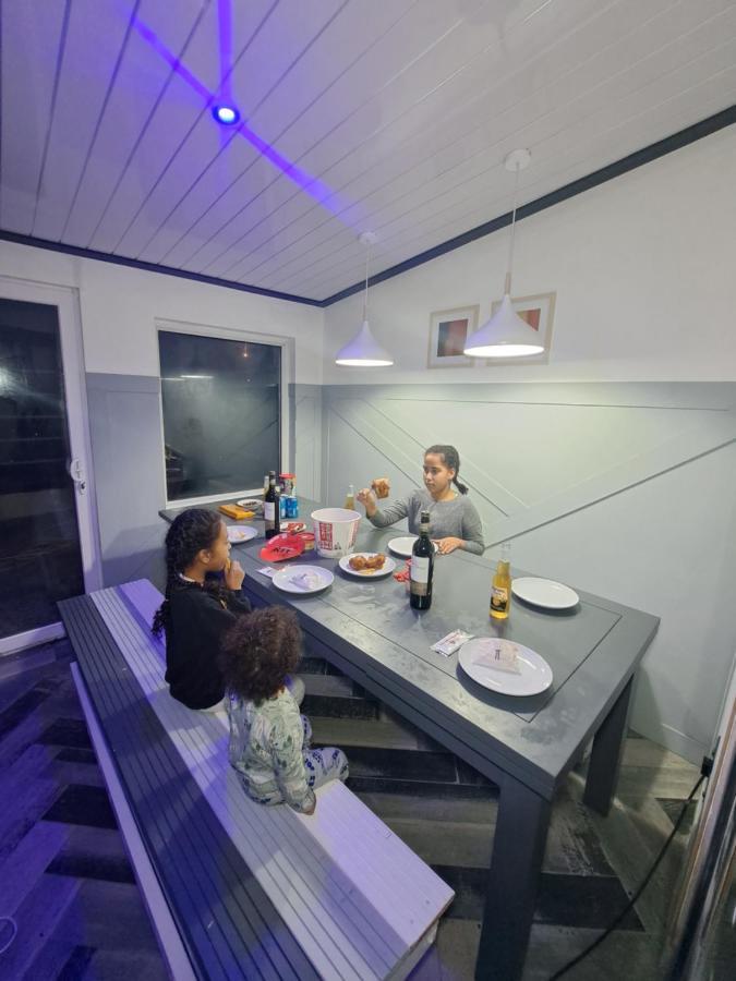 Family Holiday With Hot Tub , Family Groups Only แบล็คพูล ภายนอก รูปภาพ